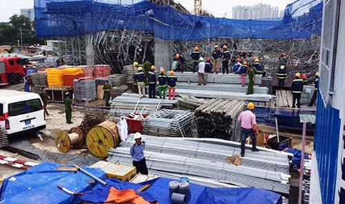 Trong ảnh: Hiện trường đang được cơ quan chức năng phong tỏa nghiêm ngặt. Lực lượng cứu hộ múc đất và sắt ra ngoài để cứu người bị nạn còn kẹt trong đống đổ nát.