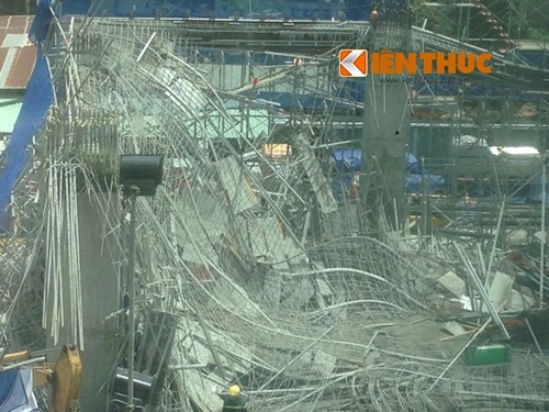 Cơ quan chức năng xác định có tất cả 6 người gặp nạn trong vụ sập giàn giáo kinh hoàng này. Trong đó, ba người bị thương được đưa đi cấp cứu tại bệnh viện Pháp - Việt (quận 7, TP HCM), hai nạn nhân khác được xác định đã tử vong và một người mắc kẹt trong đống đổ nát.