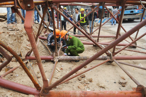 Sự cố khiến một chiếc taxi có tài xế và 3 hành khách bị các thanh thép giàn giáo đè trúng nhưng may mắn không ai bị thương.