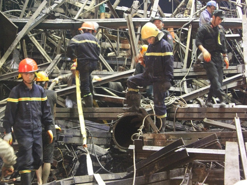 Nguyên nhân của vụ việc xác định là do sự cố má phanh ở hệ thống thủy lực không đảm bảo dẫn đến toàn bộ hệ thống giàn giáo đúc trụ bê tông cao 25m, dài 40m và rộng 35m bị sập.