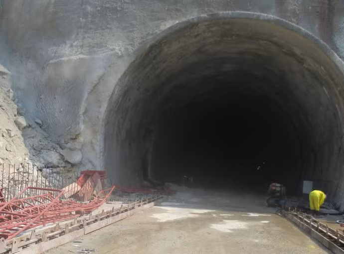 3. Sập giàn giáo hầm Cổ Mã, 6 công nhân bị thương. Vào khoảng 19h ngày 17/3/2015, tại hầm phía đông hầm Cổ Mã (xã Đại Lãnh, huyện Vạn Ninh, tỉnh Khánh Hòa), đội thi công lớp phòng nước của hầm Cổ Mã đang triển khai lắp màng chống thấm, có sử dụng giàn giáo để thi công phần nóc hầm. Khi đang thi công, thì máy khoan hầm di chuyển vào và do vô ý đã va chạm vào giàn giáo, gây đổ giàn giáo.