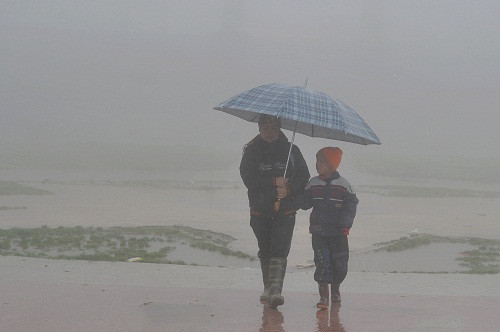 2. Sa Pa chuyển rét 12,6 độ C giữa mùa hè. Sáng 6/7, trạm khí tượng Sa Pa (Lào Cai) quan trắc được nhiệt độ giảm tới 12,6 độ C. Hiện tượng lạnh rét trong mùa hạ hiếm thấy trong nhiều năm trở lại đây. Nguyên nhân, thời gian qua Lào Cai chịu ảnh hưởng của rãnh áp thấp có trục đi qua Bắc Bộ bị không khí lạnh từ phía bắc nén. Thời tiết có mưa kéo dài, cùng với không khí lạnh mát bao phủ khiến nhiệt độ các khu vực giảm nhanh. Vùng núi cao Sa Pa giảm sâu nhất. Ảnh: Internet.