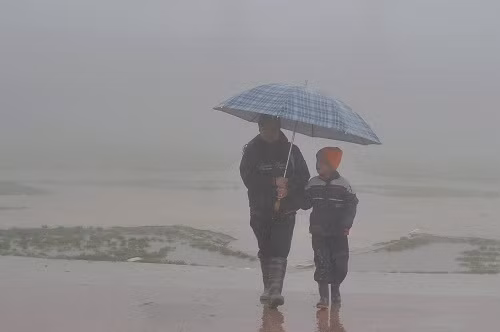 2. Sa Pa chuyển rét 12,6 độ C giữa mùa hè. Sáng 6/7, trạm khí tượng Sa Pa (Lào Cai) quan trắc được nhiệt độ giảm tới 12,6 độ C. Hiện tượng lạnh rét trong mùa hạ hiếm thấy trong nhiều năm trở lại đây. Nguyên nhân, thời gian qua Lào Cai chịu ảnh hưởng của rãnh áp thấp có trục đi qua Bắc Bộ bị không khí lạnh từ phía bắc nén. Thời tiết có mưa kéo dài, cùng với không khí lạnh mát bao phủ khiến nhiệt độ các khu vực giảm nhanh. Vùng núi cao Sa Pa giảm sâu nhất. Ảnh: Internet.