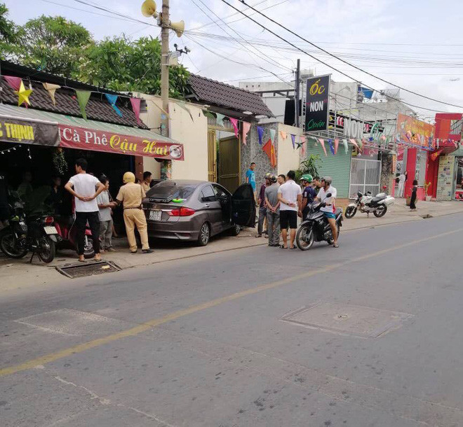 Tai xe nam sui bot mep trong xe sau khi gay tai nan o Sai Gon, nghi 'phe' ma tuy