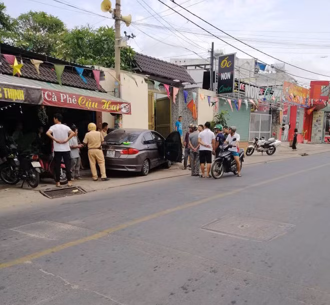 Tai xe nam sui bot mep trong xe sau khi gay tai nan o Sai Gon, nghi 'phe' ma tuy