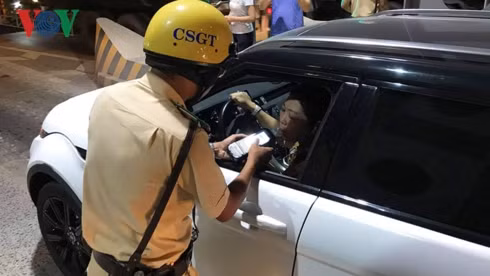 Tai xe say xin, cho ca gia dinh tren cabin container di choi le