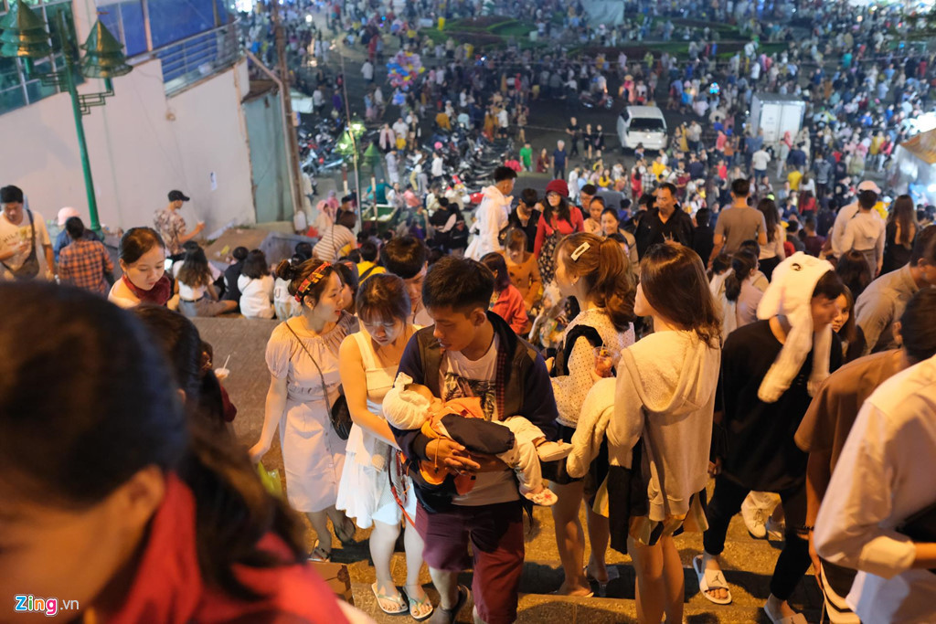 Ngat tho canh “nguoi ngam nguoi” o cac diem den noi tieng cua Da Lat