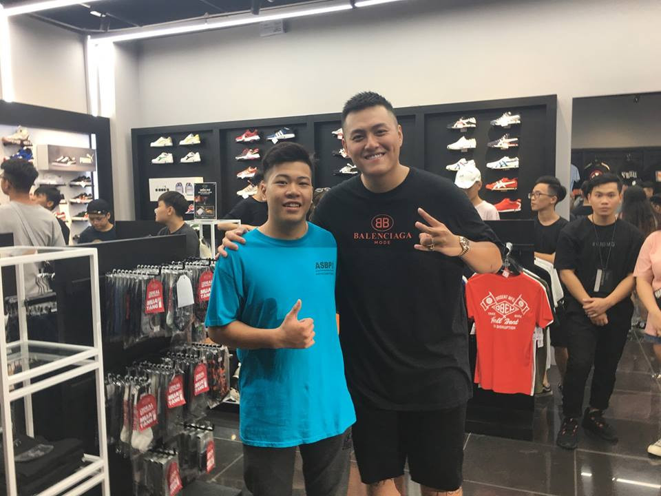 Fabo Nguyễn rất nổi tiếng trong giới những người "chịu chơi", chấp nhận bỏ ra số tiền lớn vượt xa giá gốc để sở hữu những món đồ hàng hiệu ở Việt Nam (hypebeast - PV). Chàng trai Sài thành này cũng từng xuất hiện trên nhiều trang báo, trang tin giới trẻ khi là một thiếu gia giàu có, sở hữu bộ sưu tập giày, đồ chơi trị giá tiền tỉ mà nhiều người chơi giày, đam mê giày ở Việt Nam ao ước.