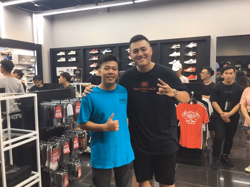 Fabo Nguyễn rất nổi tiếng trong giới những người "chịu chơi", chấp nhận bỏ ra số tiền lớn vượt xa giá gốc để sở hữu những món đồ hàng hiệu ở Việt Nam (hypebeast - PV). Chàng trai Sài thành này cũng từng xuất hiện trên nhiều trang báo, trang tin giới trẻ khi là một thiếu gia giàu có, sở hữu bộ sưu tập giày, đồ chơi trị giá tiền tỉ mà nhiều người chơi giày, đam mê giày ở Việt Nam ao ước.