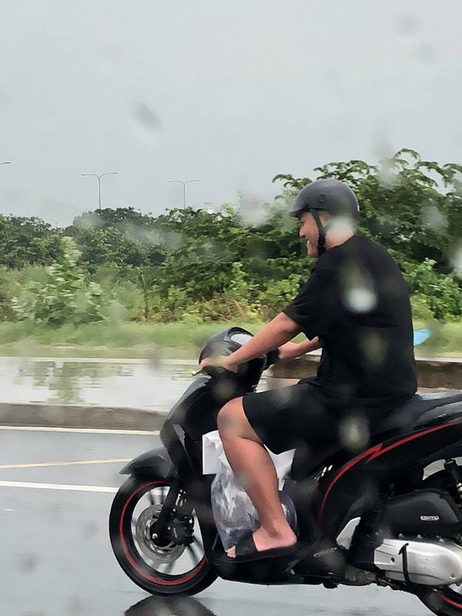 Chỉ trong khoảng thời gian ngắn, câu chuyện và đoạn clip của "thánh ga lăng" đã được hàng nghìn người chia sẻ, nhận được hàng chục nghìn lượt thích trên các fanpage nổi tiếng. Không ít chị em tỏ ra ghen tị với người vợ của chàng trai trẻ, đồng thời họ cũng tò mò về danh tính của anh này. Rất nhanh sau đó, những thông tin về chàng trai khiến nhiều chị em chết mê đã được tìm ra và nó đã ra rất nhiều bất ngờ.