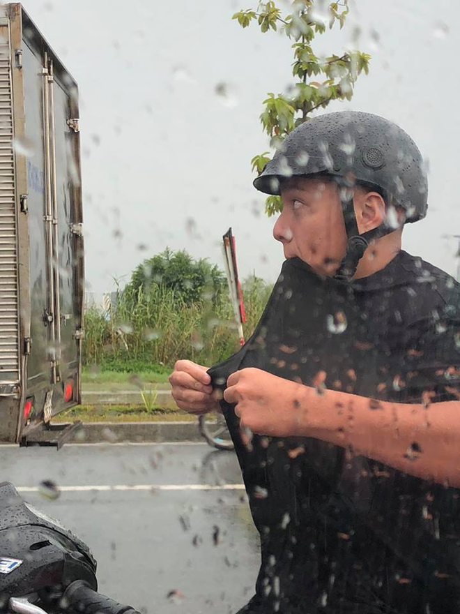 Hình ảnh chàng trai trẻ "ướt như chuột" nhưng trên môi vẫn nở nụ cười khiến rất nhiều chị em trên mạng xã hội phải thốt lên "Anh này vừa đáng yêu vừa thương dễ sợ!". "Thánh ga lăng" là biệt danh mà chàng trai đi xe máy đuổi theo taxi chở vợ được dân mạng đặt cho sau đó.