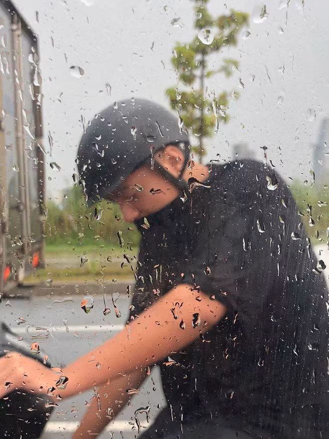 Đoạn clip ghi lại cảnh một chàng trai đi đội mưa đi xe máy, kèm theo câu chuyện kể về độ ga lăng tuyệt vời của anh chàng này đang được cư dân mạng chia sẻ rầm rộ vài ngày nay. Được biết, khi đang trên đường thì gặp thời tiết xấu, chàng trai này vì sợ vợ ướt mưa nên đã bắt vợ đi taxi còn mình đi xe máy đuổi theo.