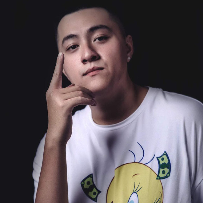 Theo tìm hiểu "thánh ga lăng" đang cực hot trên Facebook những ngày qua là một nhân vật cũng khá nổi tiếng, đặc biệt quen mặt với những bạn trẻ yêu thích thời trang, đam mê giày sneaker. Đó là Fabo Nguyễn - tên thật là Nguyễn Ngọc Tuấn, sinh ra và lớn lên ở Sài Gòn, là một Youtuber, vlogger.