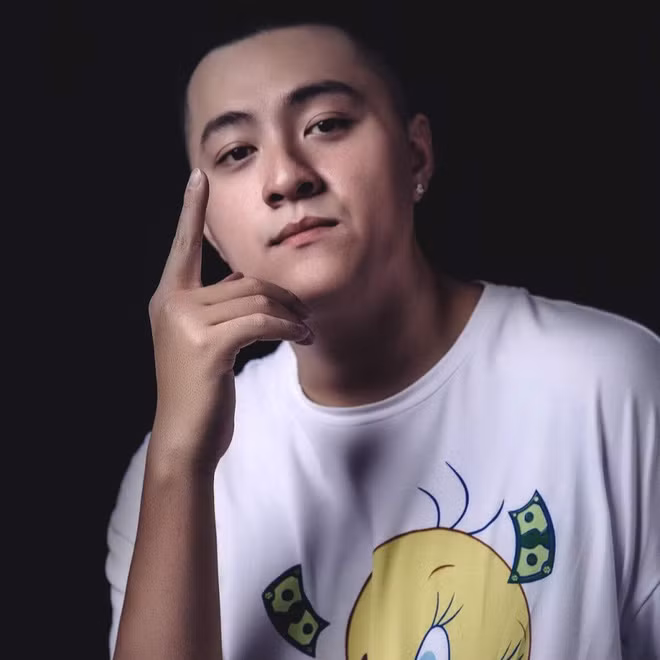 Theo tìm hiểu "thánh ga lăng" đang cực hot trên Facebook những ngày qua là một nhân vật cũng khá nổi tiếng, đặc biệt quen mặt với những bạn trẻ yêu thích thời trang, đam mê giày sneaker. Đó là Fabo Nguyễn - tên thật là Nguyễn Ngọc Tuấn, sinh ra và lớn lên ở Sài Gòn, là một Youtuber, vlogger.