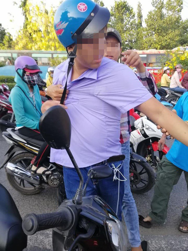 Nhac thanh nien chay xe cau tha, hai bo con bi danh chay mau giua duong