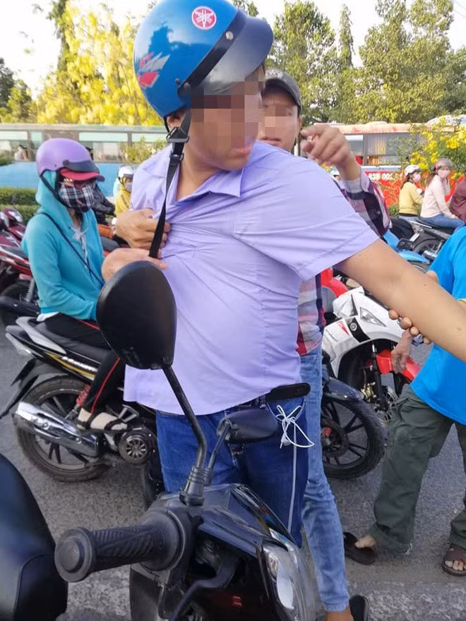 Nhac thanh nien chay xe cau tha, hai bo con bi danh chay mau giua duong