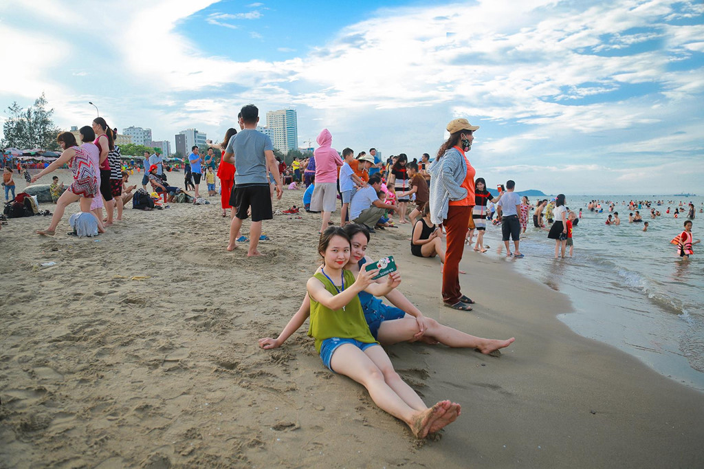 Tại các điểm lưu trú, xảy ra tình trạng khan phòng, cháy phòng. Theo khảo sát của Zing.vn, du khách có kế hoạch du lịch Cửa Lò dịp nghỉ lễ 30/4-1/5 phải đặt phòng trước từ nửa tháng đến một tuần.