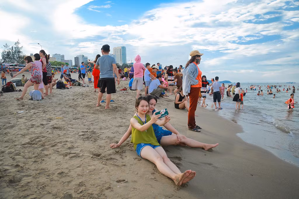 Tại các điểm lưu trú, xảy ra tình trạng khan phòng, cháy phòng. Theo khảo sát của Zing.vn, du khách có kế hoạch du lịch Cửa Lò dịp nghỉ lễ 30/4-1/5 phải đặt phòng trước từ nửa tháng đến một tuần.