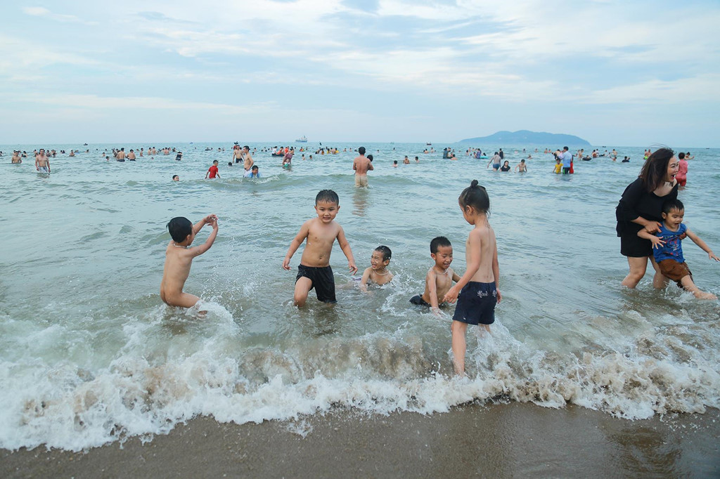 Cửa Lò là điểm đến được nhiều gia đình lựa chọn trong đợt nghỉ lễ dài ngày với nhiều bãi biển sạch, trải dài. Thời tiết cuối tháng 4, đầu tháng 5 oi bức, du khách nghỉ mát tại đây có dịp được hòa mình với dòng nước biển mát lạnh.