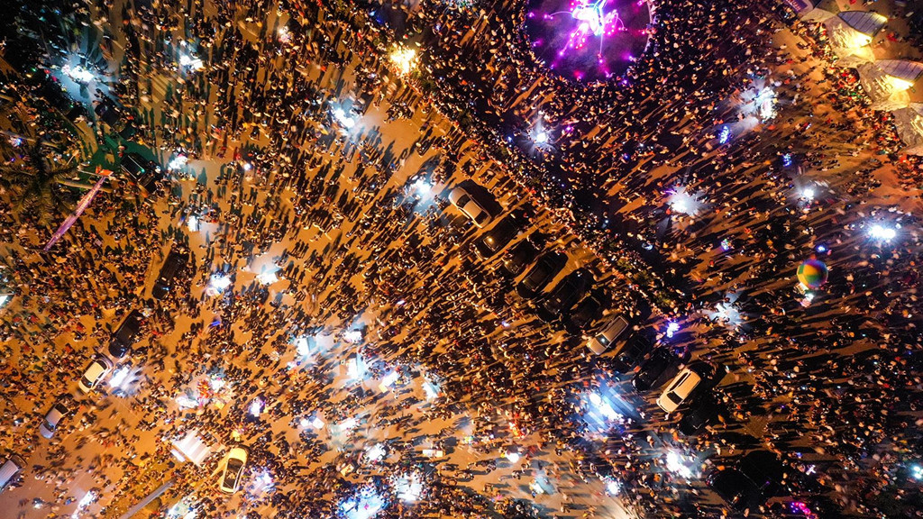 Trước đó, ngày 26/4, Lễ hội Du lịch Cửa Lò 2019 diễn ra tại quảng trường Bình Minh, phủ kín bởi biển người. Phó Thủ tướng Vương Đình Huệ đã đánh trống khai hội du lịch Cửa Lò 2019 với chủ đề Cửa Lò - Hội tụ và tỏa sáng.