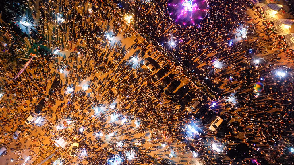 Trước đó, ngày 26/4, Lễ hội Du lịch Cửa Lò 2019 diễn ra tại quảng trường Bình Minh, phủ kín bởi biển người. Phó Thủ tướng Vương Đình Huệ đã đánh trống khai hội du lịch Cửa Lò 2019 với chủ đề Cửa Lò - Hội tụ và tỏa sáng.