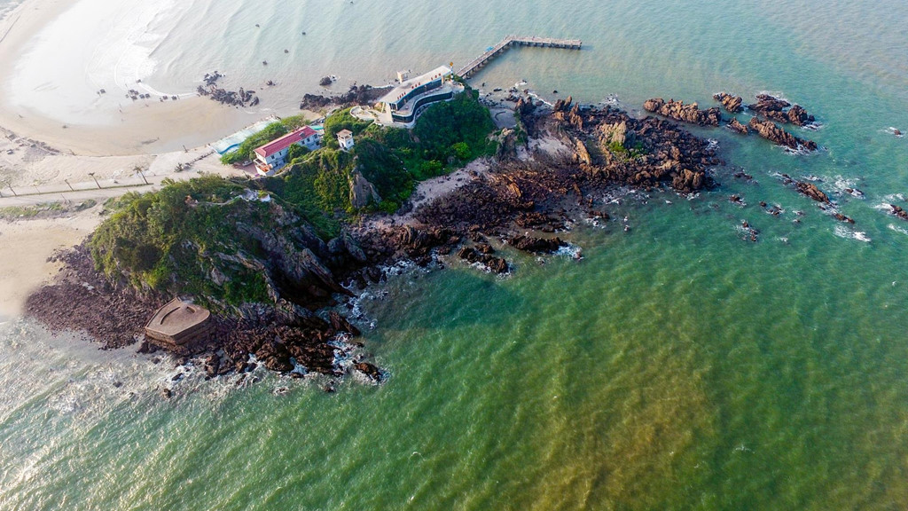 Xuất phát điểm là một làng chài hoang sơ, ngày nay Cửa Lò thay mình trở thành một đô thị du lịch trẻ năng động, thu hút du khách trong nước và quốc tế.