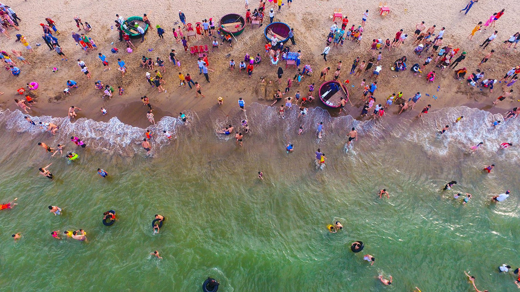 Trong kỳ nghỉ lễ, bãi biển thuộc các phường Nghi Hương, Nghi Thủy đón lượng lớn khách du lịch đến nghỉ mát. Nhiều dịch vụ du lịch trên địa bàn địa phương quá tải.