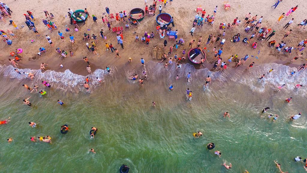 Trong kỳ nghỉ lễ, bãi biển thuộc các phường Nghi Hương, Nghi Thủy đón lượng lớn khách du lịch đến nghỉ mát. Nhiều dịch vụ du lịch trên địa bàn địa phương quá tải.
