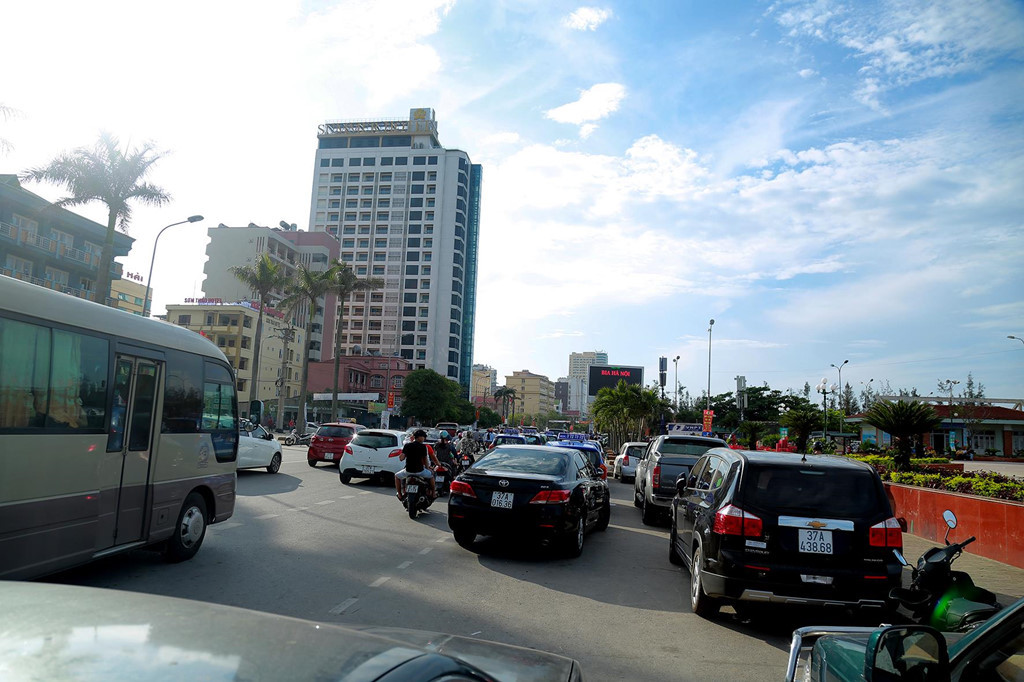 Trên các tuyến đường trung tâm như đường Bình Minh, các phương tiện lưu thông chật kín.