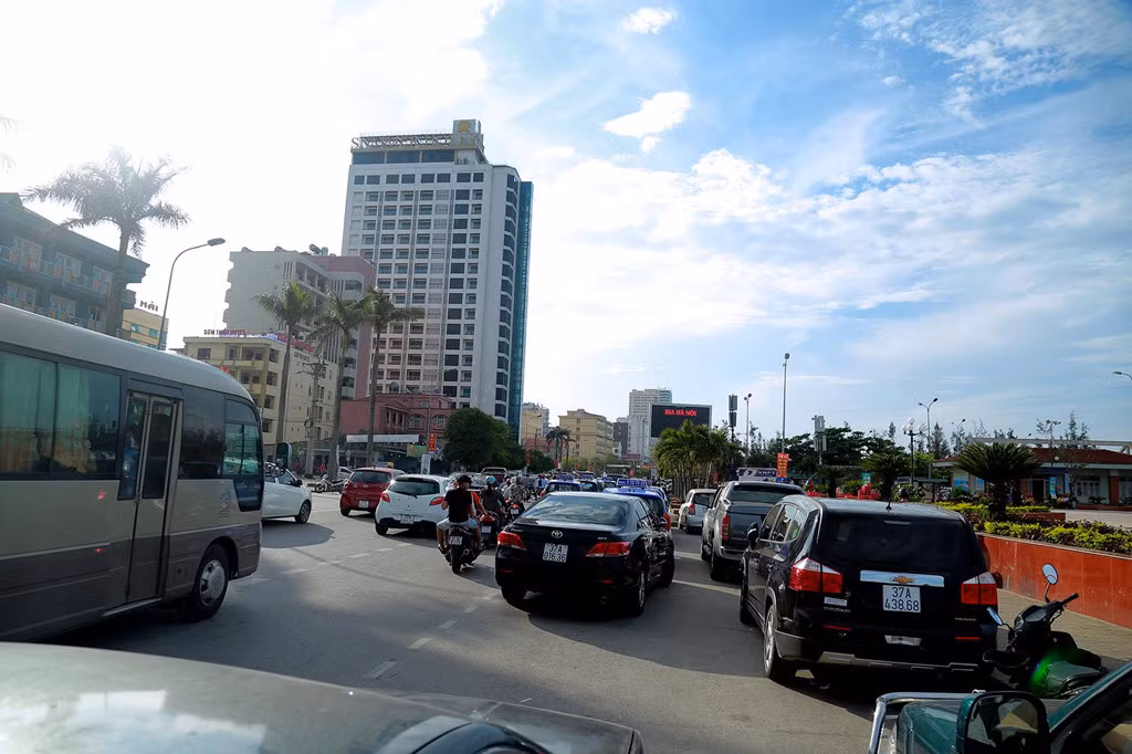 Trên các tuyến đường trung tâm như đường Bình Minh, các phương tiện lưu thông chật kín.