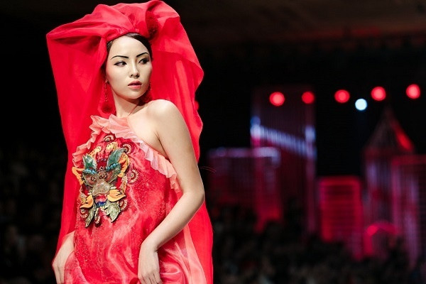 Kỳ Duyên đã có một sự "lột xác" thành công, vượt qua tai tiếng của scandal "hút thuốc lá" để vươn lên làm một người mẫu hàng đầu. Cô liên tục xuất hiện trong những show diễn lớn trong nước với vị trí vedette.