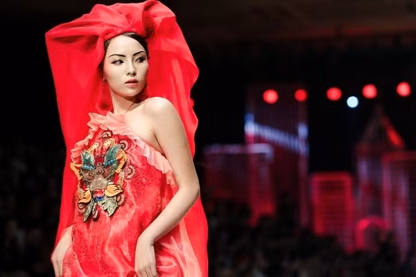 Kỳ Duyên đã có một sự "lột xác" thành công, vượt qua tai tiếng của scandal "hút thuốc lá" để vươn lên làm một người mẫu hàng đầu. Cô liên tục xuất hiện trong những show diễn lớn trong nước với vị trí vedette.