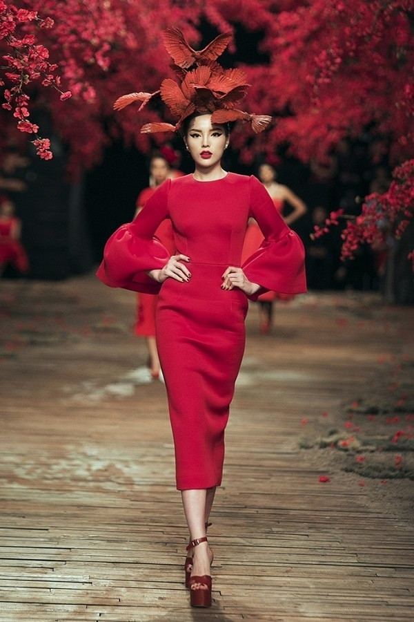 Nếu nhìn Kỳ Duyên với thần thái và phong cách đỉnh cao của hiện tại, ít ai tin được, chỉ mới 5 năm trước Kỳ Duyên là một nàng hậu ngô nghê, đơn điệu về mọi mặt.