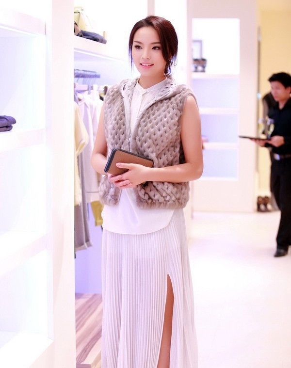 Sau khi đăng quang, khả năng tạo dáng chụp hình của Kỳ Duyên cũng không làm hài lòng khán giả vì lí do “trăm kiểu như một” và có phần thô cứng. Nhiều vụ ồn ào liên tiếp xảy ra như dáng ngồi kém duyên trên máy bay và scandal ‘khủng’ nhất khi Kỳ Duyên hút thuốc lá trong quán cafe. Hành động này của cô khiến công chúng giận dữ và BTC Hoa hậu Việt Nam 2016 đã quyết định không mời Kỳ Duyên đến trao gương miện cho người kế vị cô.