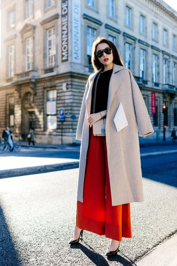 Không gói gọn mình với hình ảnh một hoa hậu lộng lẫy mà chuyển hướng cá tính, chất lừ, như một fashionista thứ thiệt. Phong cách của Kỳ Duyên cả street style lẫn xuất hiện trên thảm đỏ đều được đánh giá rất cao.