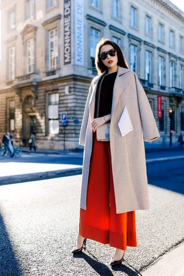 Không gói gọn mình với hình ảnh một hoa hậu lộng lẫy mà chuyển hướng cá tính, chất lừ, như một fashionista thứ thiệt. Phong cách của Kỳ Duyên cả street style lẫn xuất hiện trên thảm đỏ đều được đánh giá rất cao.