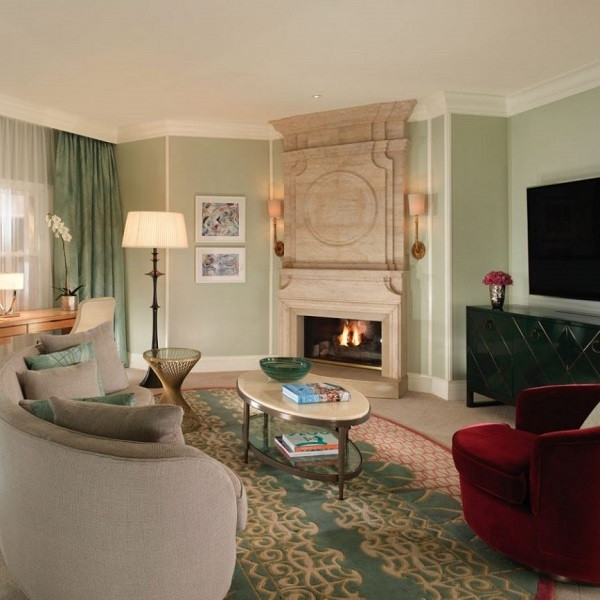 2. Khách sạn Beverly Hills, Los Angeles, California. Công chúa Margaret, Bá tước Snowdon, Công tước và Công nương Windsor, Vua Albert của Belgium và Hoàng tử Albert II của Monaco đều từng nghỉ tại những căn bungalow ẩn trong những bãi cỏ xanh tươi của khách sạn Beverly Hills.