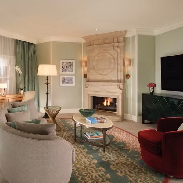 2. Khách sạn Beverly Hills, Los Angeles, California. Công chúa Margaret, Bá tước Snowdon, Công tước và Công nương Windsor, Vua Albert của Belgium và Hoàng tử Albert II của Monaco đều từng nghỉ tại những căn bungalow ẩn trong những bãi cỏ xanh tươi của khách sạn Beverly Hills.