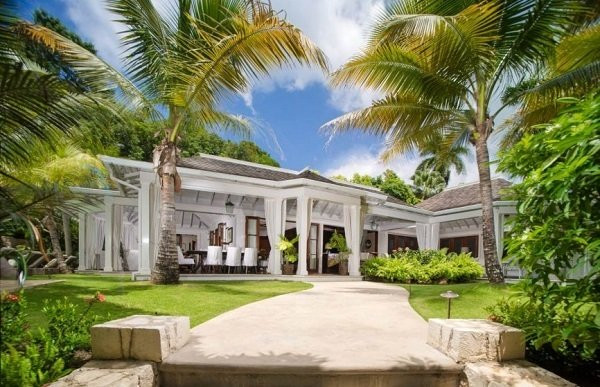 Khu nghỉ mát trên sườn đồi một vùng đất nhiệt đới rộng đến 450m2. Đây là một nơi nghỉ dưỡng lấy cảm hứng từ thiên nhiên, với tầm nhìn hướng ra bờ biển Caribbean màu ngọc lam.