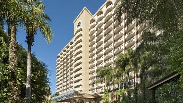 7. Khách sạn Four Seasons, Los Angeles. Năm 2008, Thái tử Ả Rập Saudi Mohammed bin Salman đã đặt hết khách sạn Four Seasons để tận hưởng kỳ nghỉ cùng đoàn tùy tùng ở LA. Gia đình hoàng gia đã được đắm chìm trong ánh điện của thành phố, tắm mình với ánh nắng mặt trời trong những hồ bơi nghỉ dưỡng của khách sạn, thưởng thức những món ăn đã đạt nhiều giải thưởng và được chăm sóc sức khỏe với một đẳng cấp khác biệt tại spa.