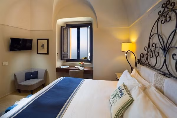 Khách sạn chỉ có 20 phòng và suite với bốn tầng vườn, hồ bơi vô cực bên vách đá với khung cảnh biển ngoạn mục, spa yên tĩnh.