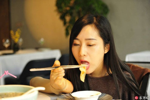 Co gai khong tay lam moi viec bang chan sieu kheo leo va thuan thuc