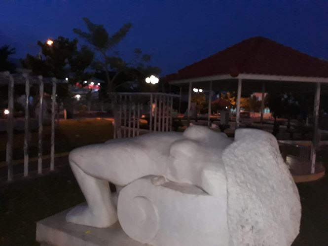 Di doi tuong phu nu loa the khoi khu vuc gan Mieu Ba Chua Xu