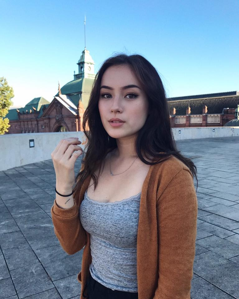 Điểm ấn tượng đầu tiên ở Jade-Anh Ngo chính là ngoại hình của cô. Hot girl 18 tuổi có khuôn mặt thanh tú, mang những đường nét pha trộn vẻ đẹp đặc trưng của hai dòng máu Á - Âu. Đôi mắt sâu và cặp môi dày gợi cảm của Jade-Anh Ngo được xem là đạt chuẩn mực vẻ đẹp hiện đại.