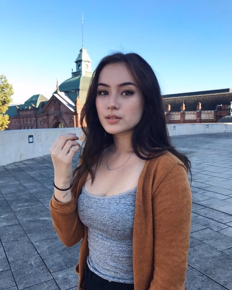 Điểm ấn tượng đầu tiên ở Jade-Anh Ngo chính là ngoại hình của cô. Hot girl 18 tuổi có khuôn mặt thanh tú, mang những đường nét pha trộn vẻ đẹp đặc trưng của hai dòng máu Á - Âu. Đôi mắt sâu và cặp môi dày gợi cảm của Jade-Anh Ngo được xem là đạt chuẩn mực vẻ đẹp hiện đại.