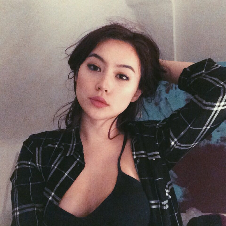 Hot girl mang hai dòng máu Việt - Đức đang gây sốt này là Jade-Anh Ngo, sinh năm 2001. Jade-Anh Ngo có mẹ là người Đức và bố là người Việt Nam, hiện cô đang sinh sống và làm việc tại Thái Lan. Mới 18 tuổi, không hoạt động trong lĩnh vực nghệ thuật hay showbiz nhưng Jade-Anh Ngo lại có số lượng theo dõi khủng lên đến 158 nghìn trên Instagram không thua kém, thậm chí vượt xa nhiều ca sĩ, diễn viên nổi tiếng.