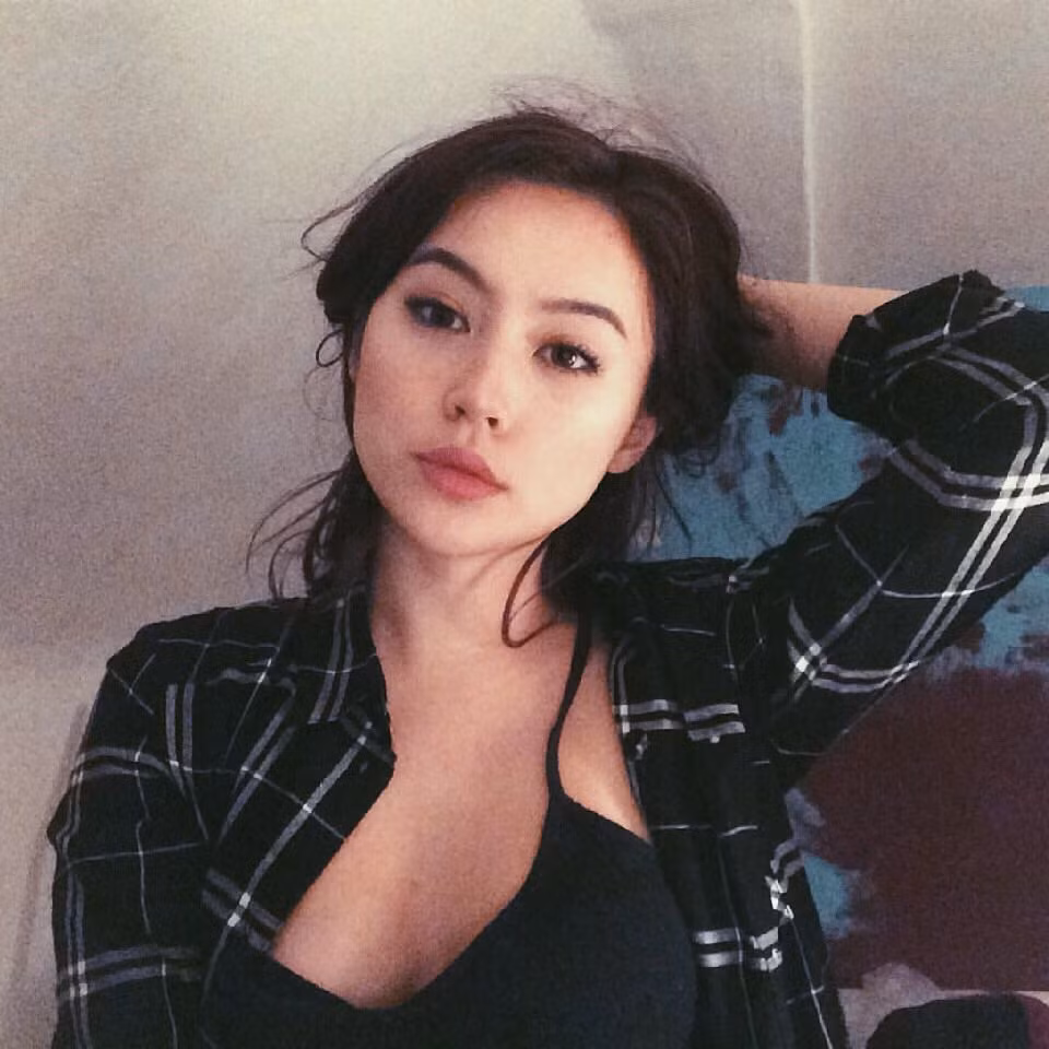 Hot girl mang hai dòng máu Việt - Đức đang gây sốt này là Jade-Anh Ngo, sinh năm 2001. Jade-Anh Ngo có mẹ là người Đức và bố là người Việt Nam, hiện cô đang sinh sống và làm việc tại Thái Lan. Mới 18 tuổi, không hoạt động trong lĩnh vực nghệ thuật hay showbiz nhưng Jade-Anh Ngo lại có số lượng theo dõi khủng lên đến 158 nghìn trên Instagram không thua kém, thậm chí vượt xa nhiều ca sĩ, diễn viên nổi tiếng.