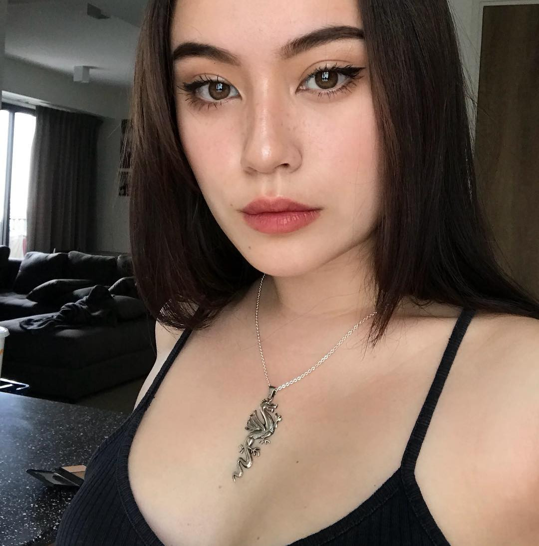 Hoạt động như một streamer mới được gần nửa năm nhưng đến nay, hot girl lai Việt - Đức đã có số lượng fan không nhỏ và số lượng lớn khán giả trung thành. Trang cá nhân trên Instgram của Jade-Anh Ngo cũng luôn có số lượng tương tác cao nhờ những hoạt động của cô trong lĩnh vực stream.
