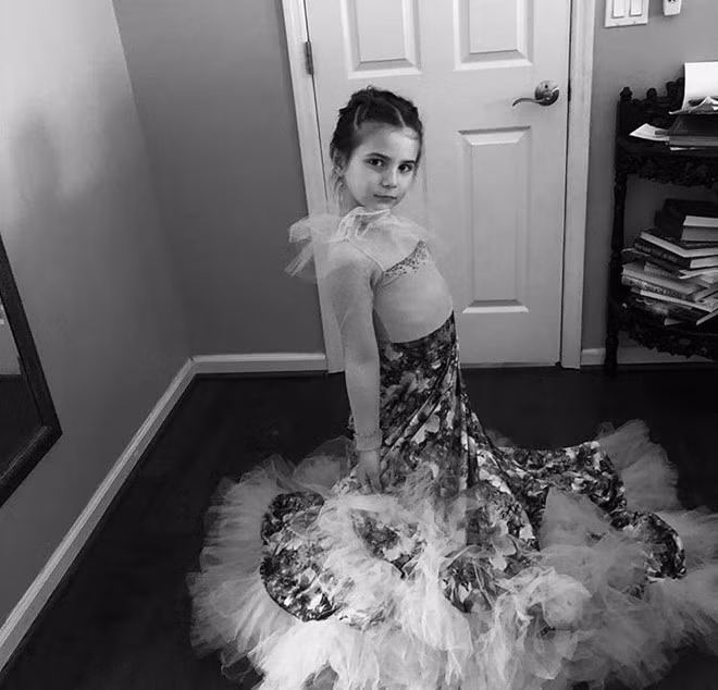 Cô bé 6 tuổi sở hữu chiều cao 1,1 m. "Thiên thần nhỏ" này rất thích mặc váy công chúa. Trên trang cá nhân, bé thường xuyên khoe những bức ảnh duyên dáng bên chiếc đầm dài thướt tha.