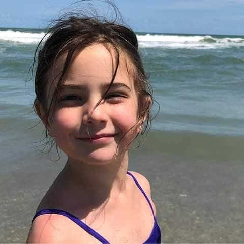 "Xinh quá!", "Thiên thần là đây!", "Đáng yêu vậy!"... là những bình luận dân mạng để lại dưới loạt ảnh của bé được đăng tải trên mạng xã hội.